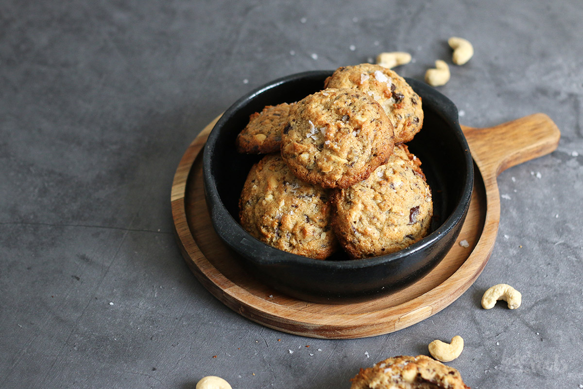 Vegan Cashew Chocolate Chip Cookies Bake to the roots Bake to the roots