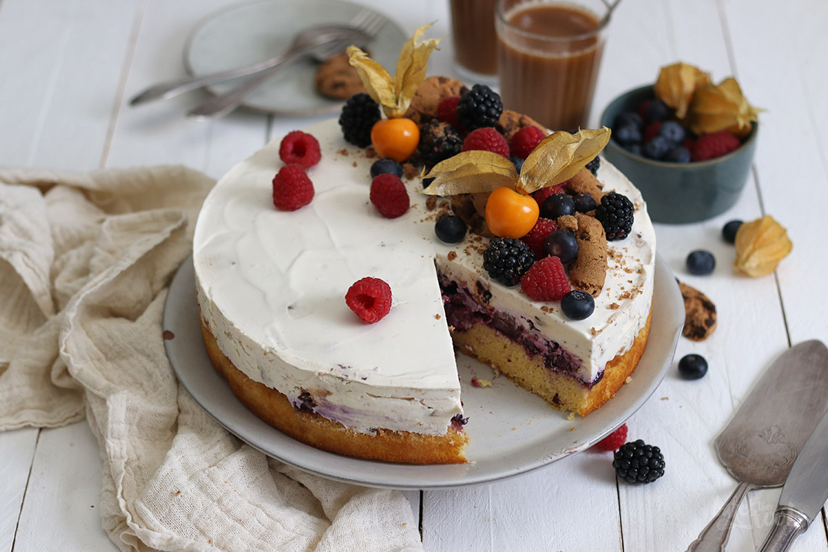 Einfache Mascarpone Torte mit Obstresten & Cookie Crunch | Bake to the roots