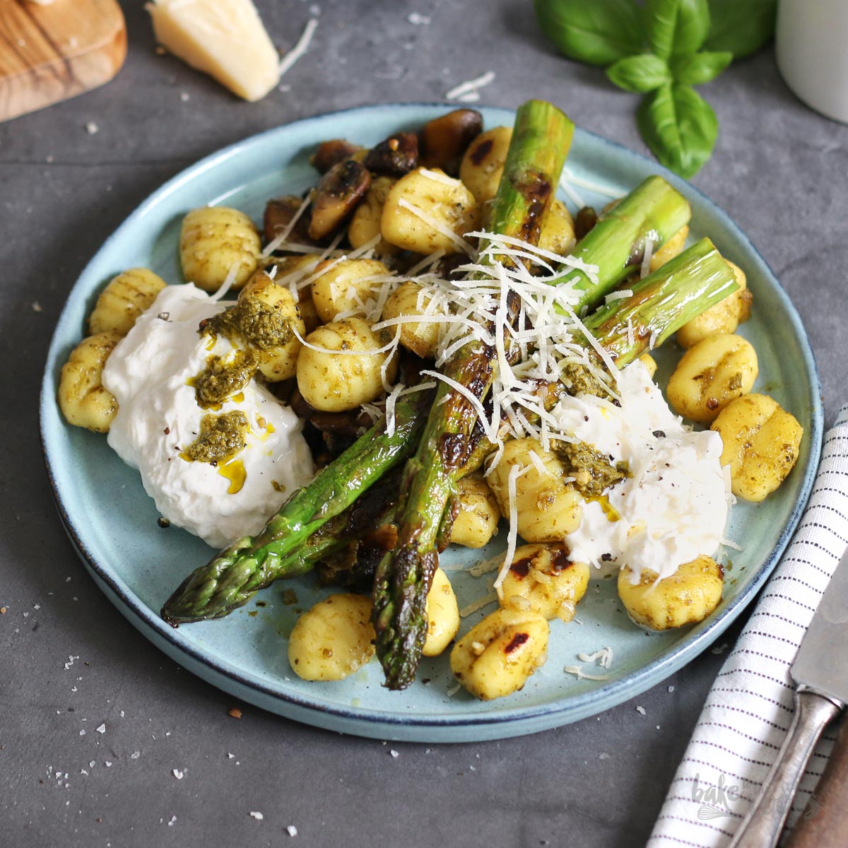 Gnocchi mit Pilzen, Spargel, Pesto & Burrata Bake to the roots Bake