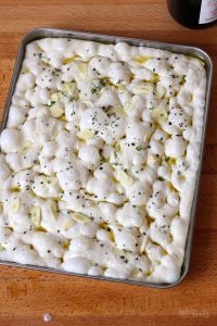 Focaccia mit Knoblauch & Rosmarin | Bake to the roots