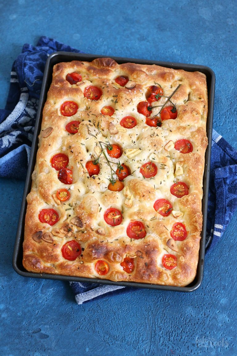Focaccia mit Tomaten, Knoblauch &amp; Thymian | Bake to the roots