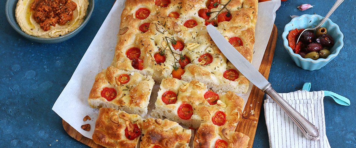Focaccia mit Tomaten, Knoblauch & Thymian | Bake to the roots