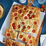 Focaccia mit Tomaten, Knoblauch & Thymian | Bake to the roots