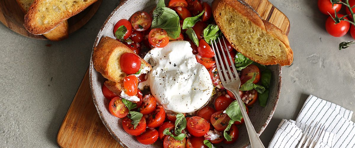 Burrata mit marinierten Tomaten & Brot | Bake to the roots