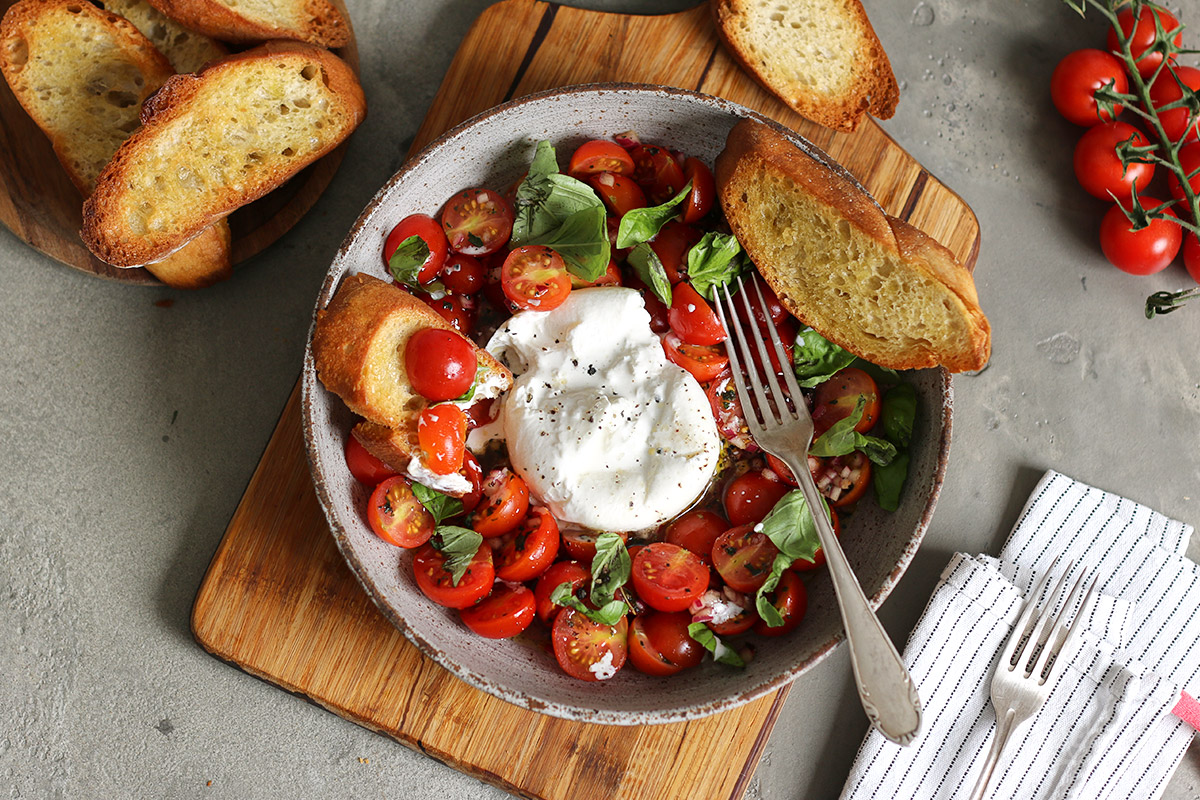 Burrata mit marinierten Tomaten & Brot | Bake to the roots