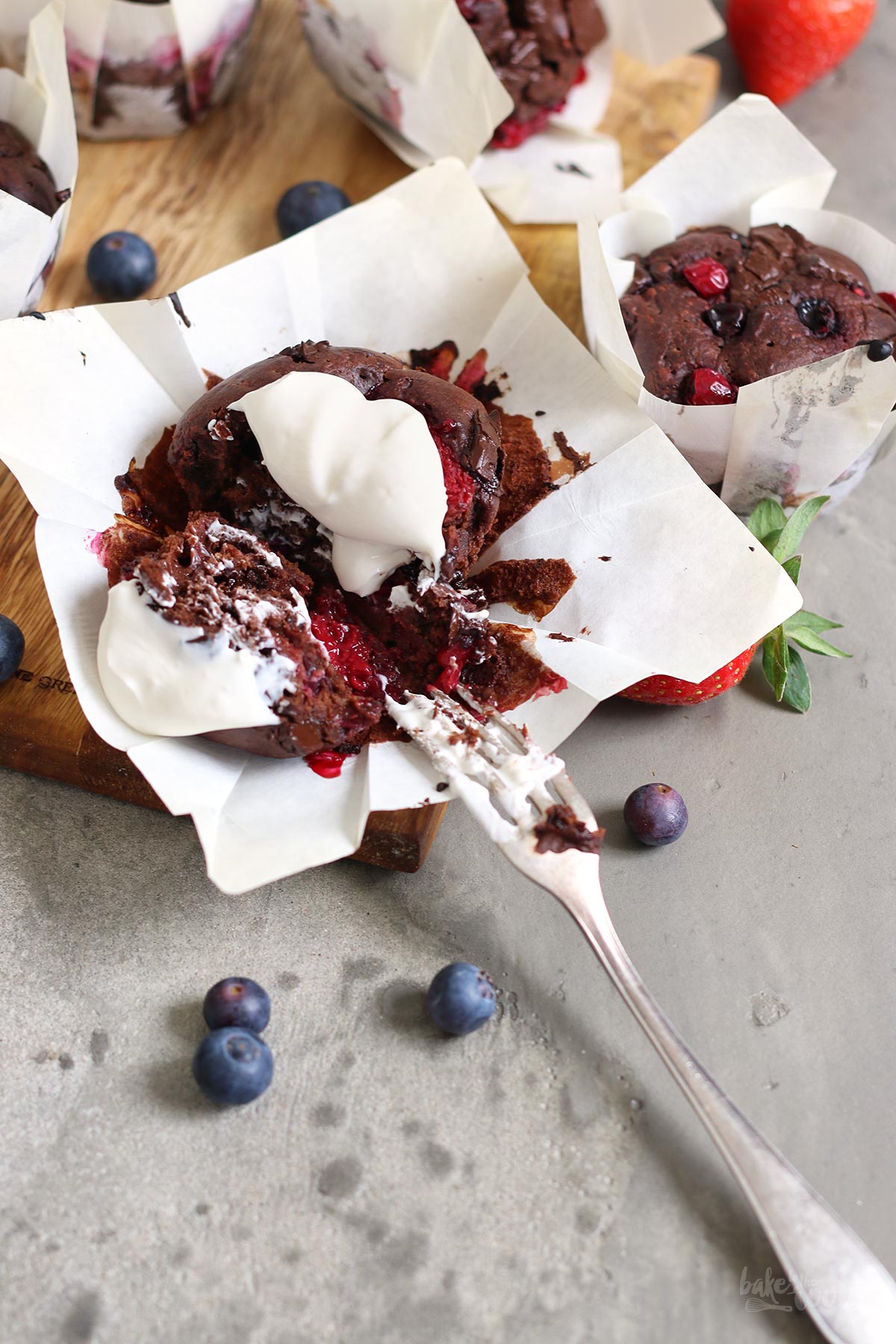 Double Chocolate Beeren Muffins | Bake to the roots