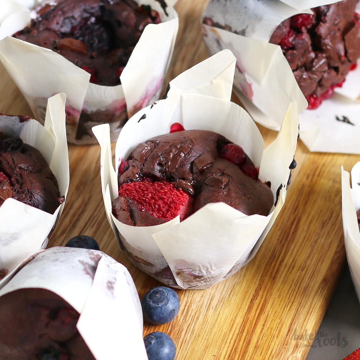 Double Chocolate Beeren Muffins | Bake to the roots