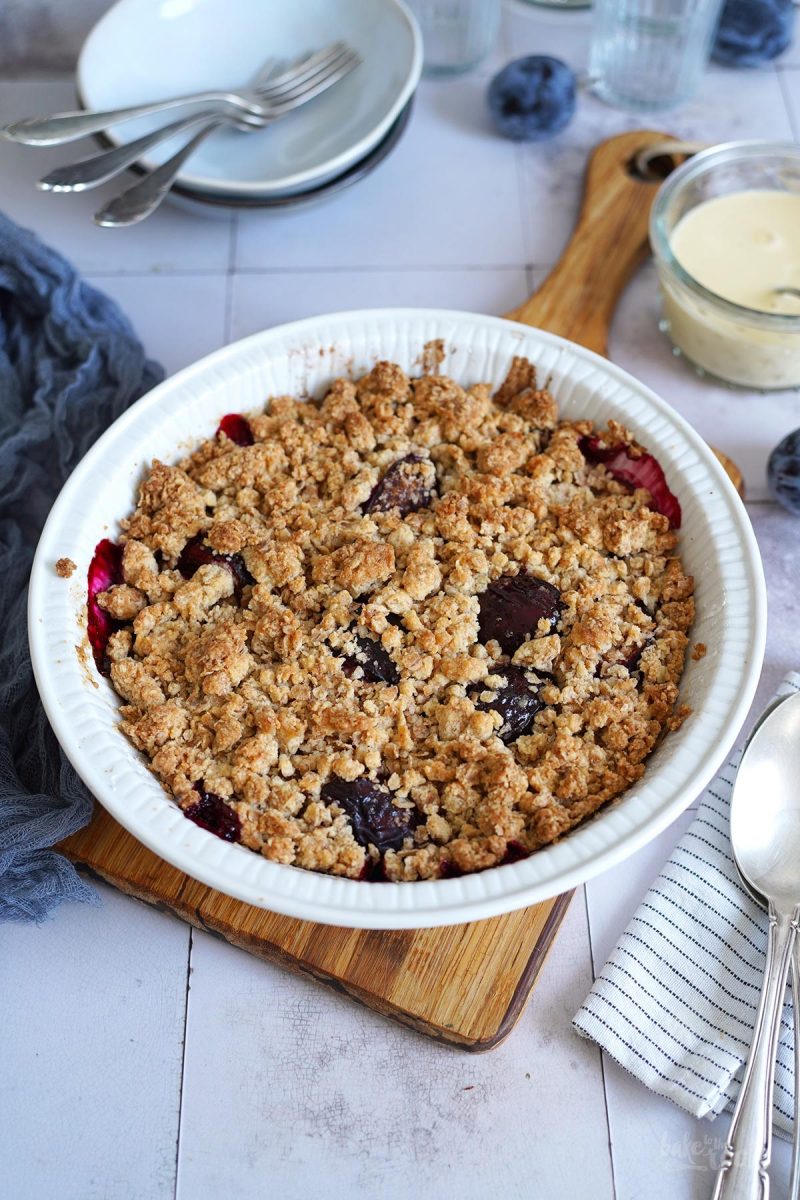 Einfacher Zwetschgen Crumble | Bake to the roots