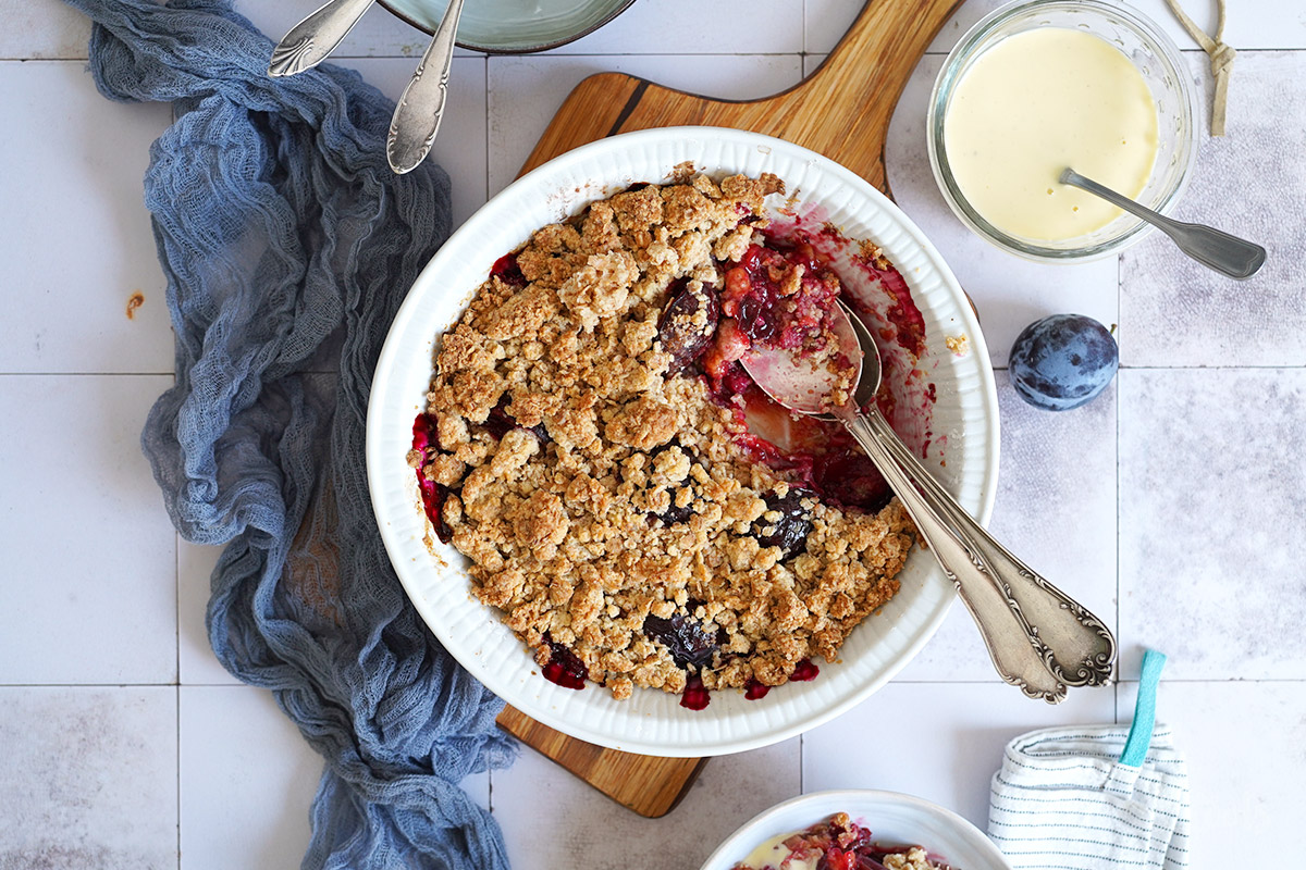 Einfacher Zwetschgen Crumble | Bake to the roots