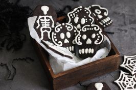 Halloween Black 'n' White Cookies | Bake to the roots