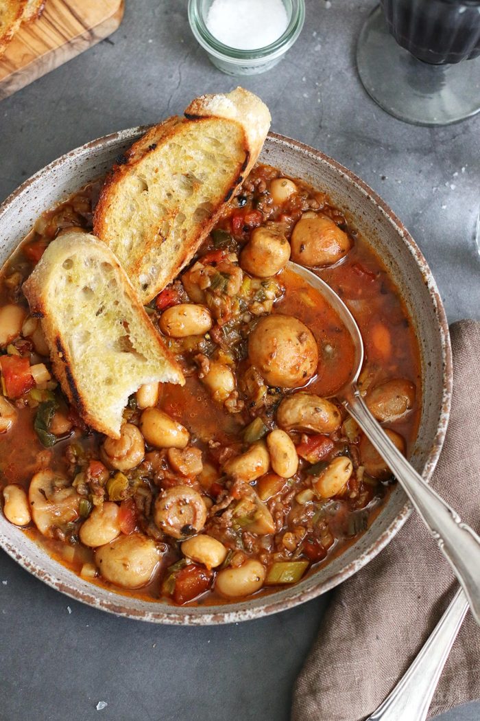 Schmortopf mit Pilzen, weißen Bohnen &amp; Lauch aus dem Ofen