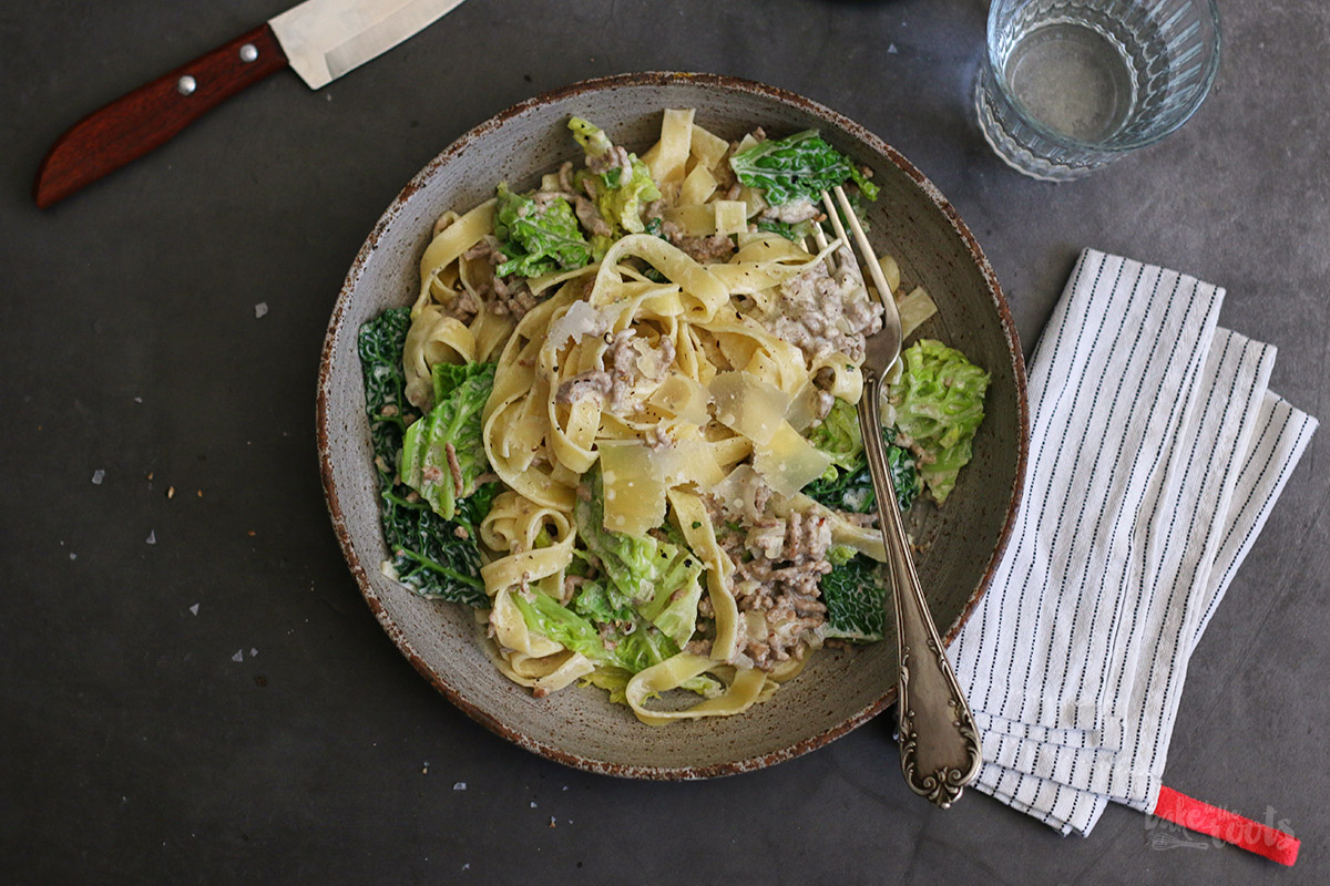 Tagliatelle mit Wirsing und Hackfleisch | Bake to the roots