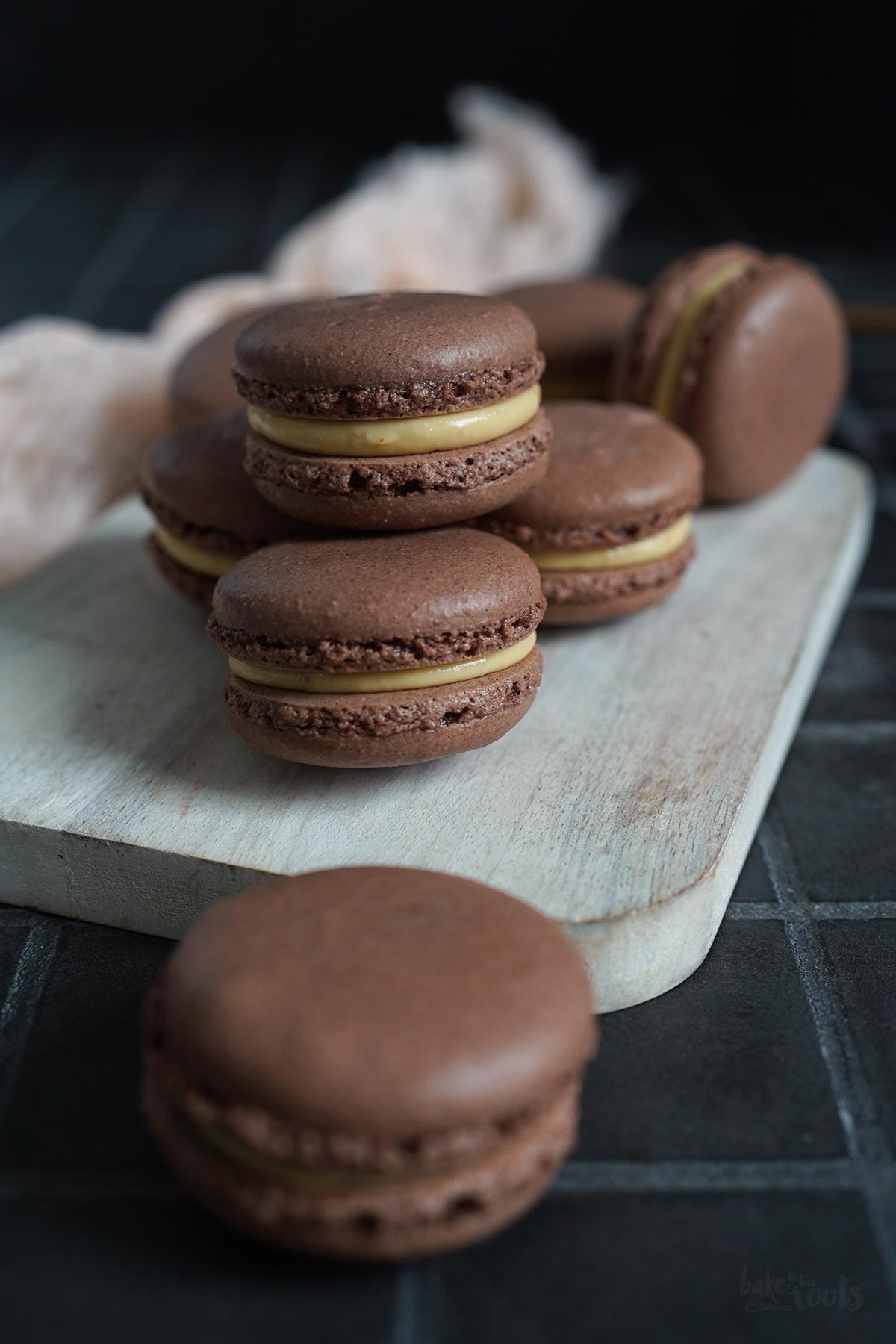 Schokolade Macarons mit Haselnuss Praliné Creme | Bake to the roots