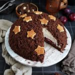 Winter Maulwurfkuchen mit Zimt-Pflaumen | Bake to the roots