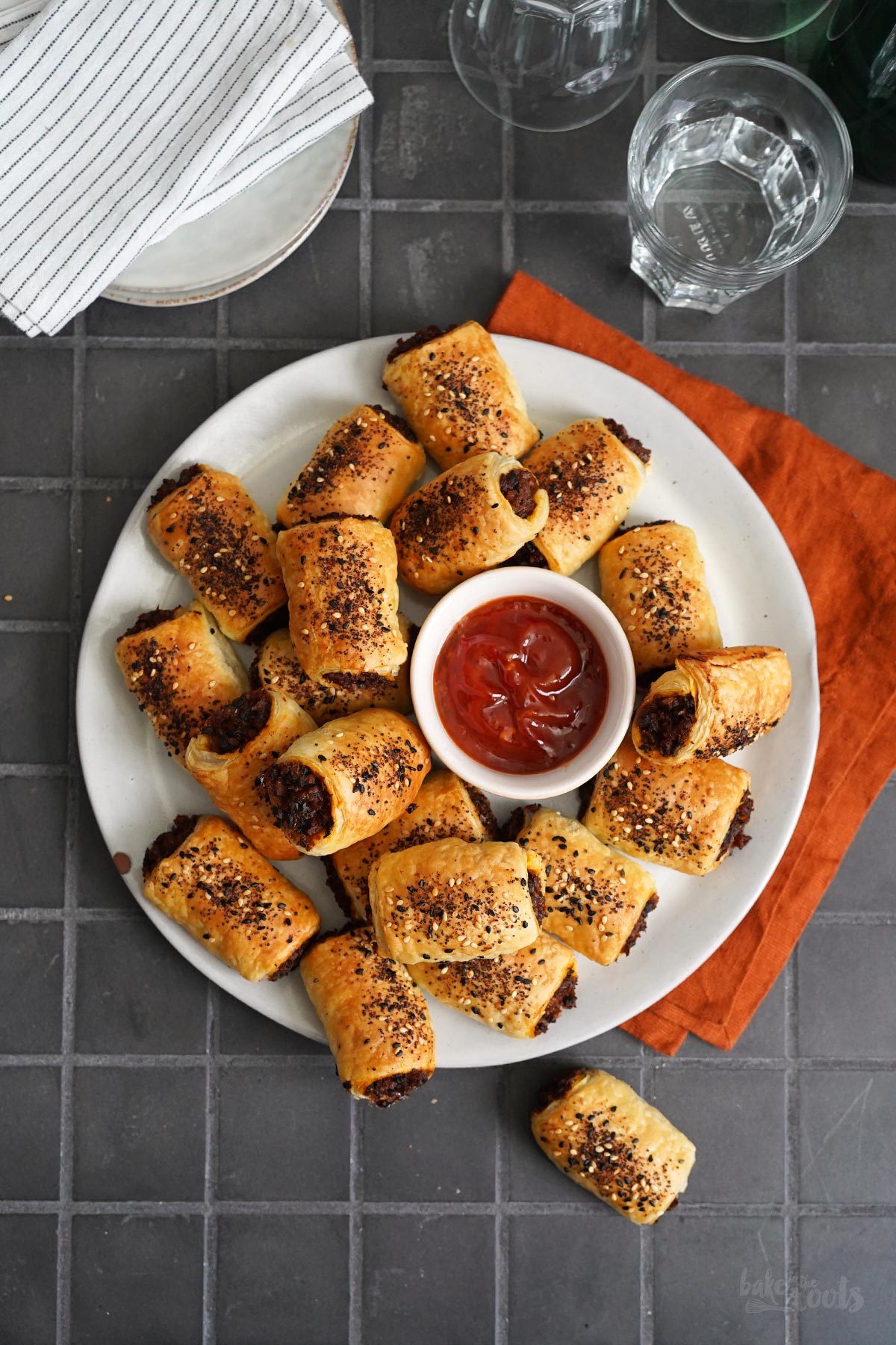 Vegane »Sausage« Snack Rolls | Bake to the roots