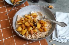 Apple Pie Porridge mit Granola | Bake to the roots
