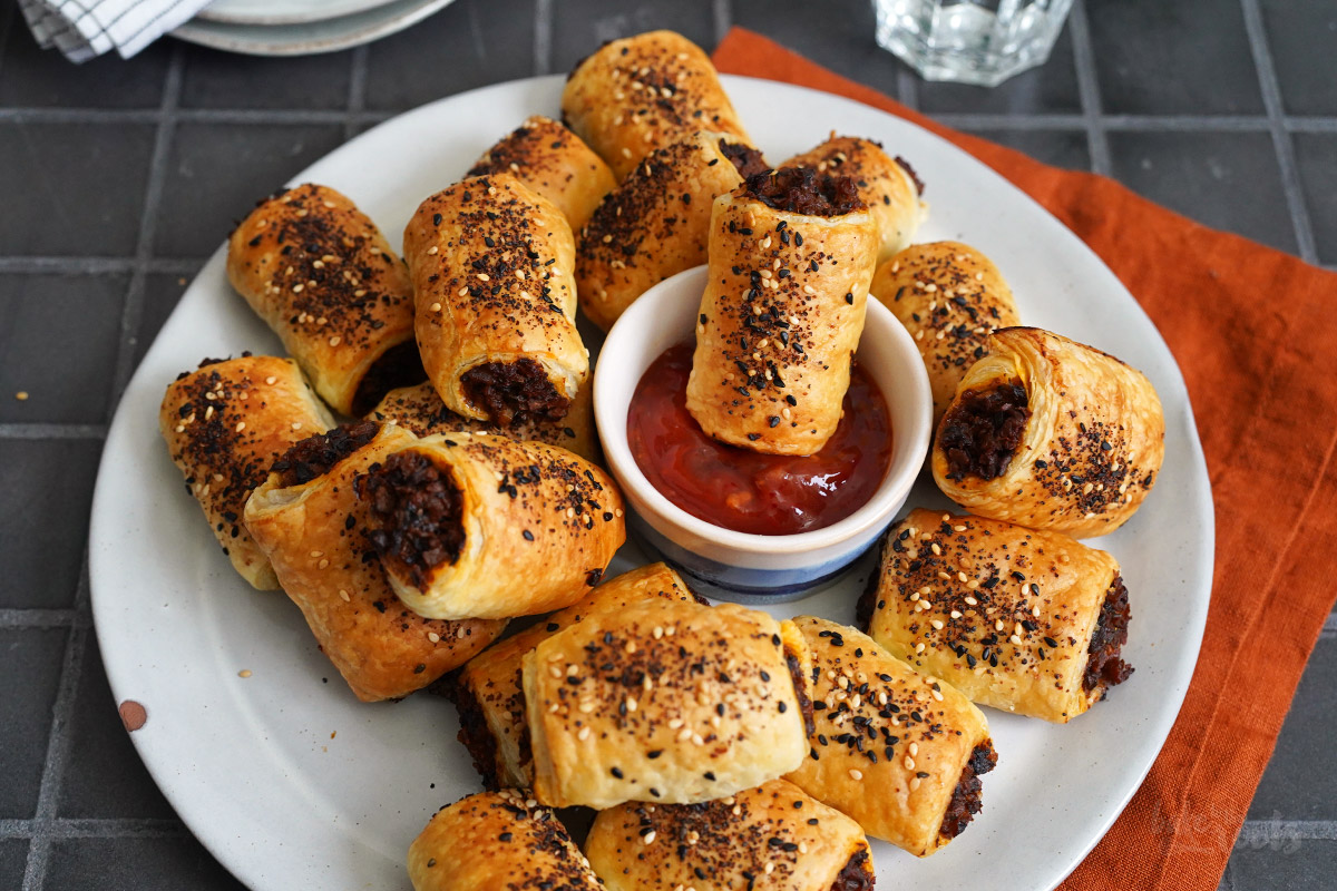 Vegane "Sausage" Snack Rolls | Bake to the roots
