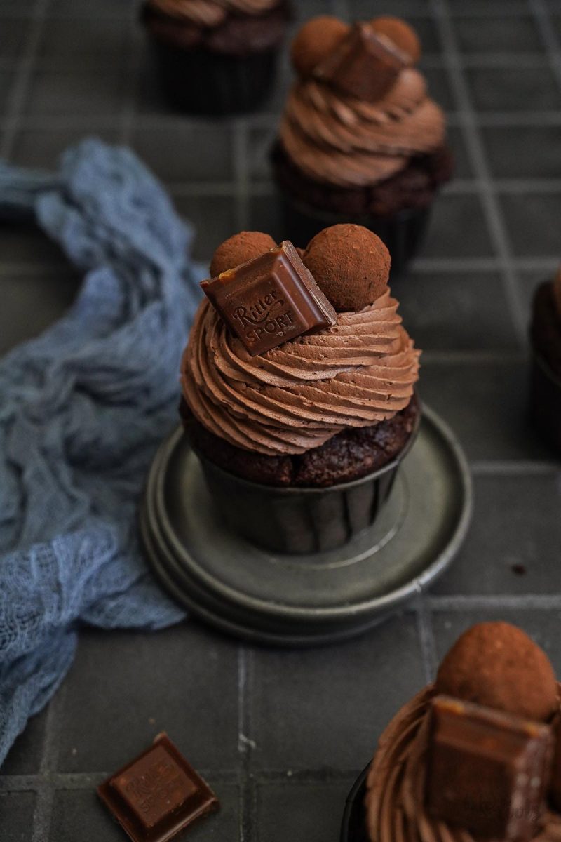 Vegan Salted Caramel Chocolate Cupcakes | Bake to the roots