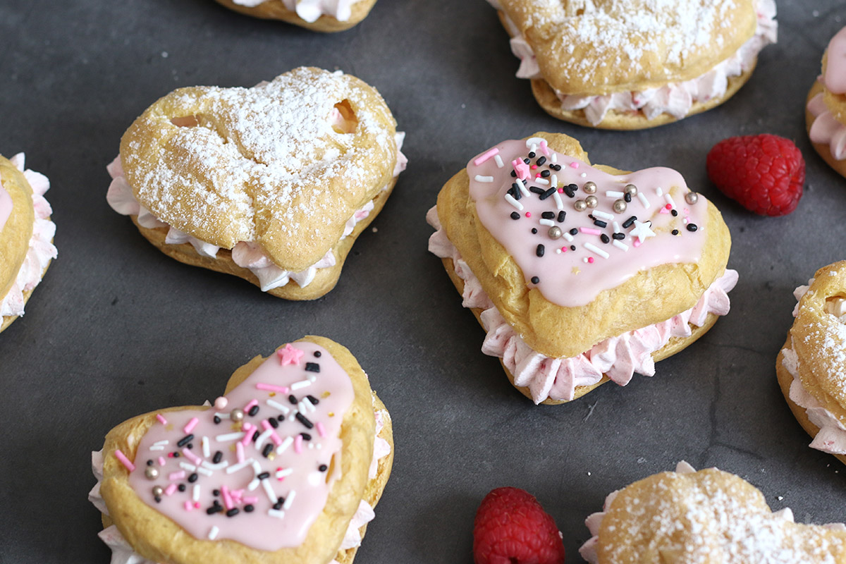 Windbeutel Herzchen mit Himbeersahne | Bake to the roots