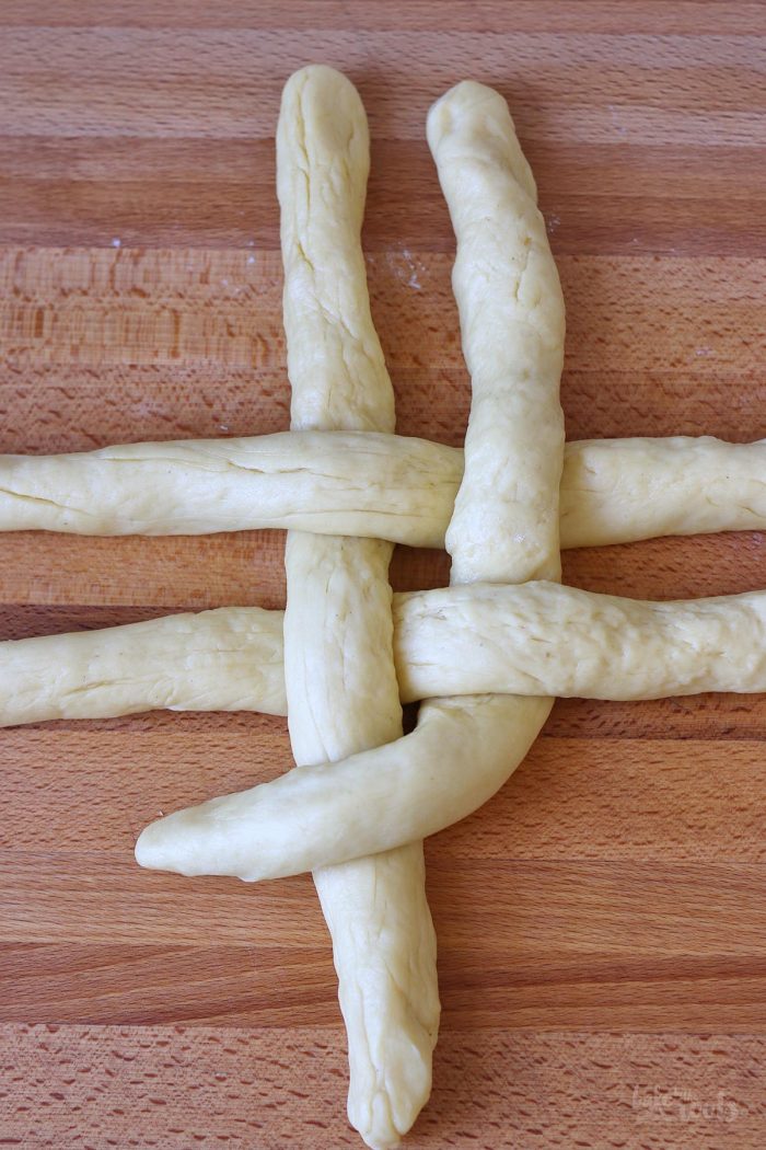 Einfaches Osterbrot (ohne Rosinen) | Bake to the roots