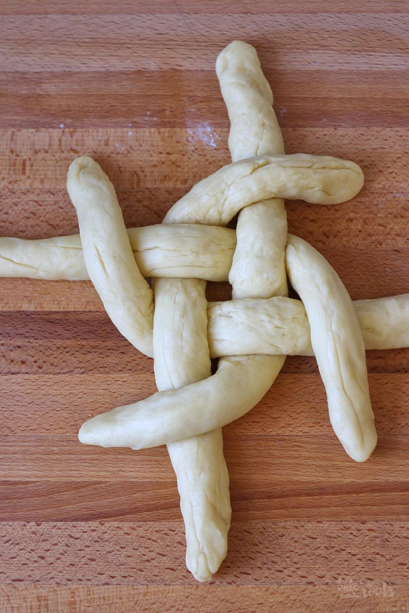 Einfaches Osterbrot (ohne Rosinen) | Bake to the roots