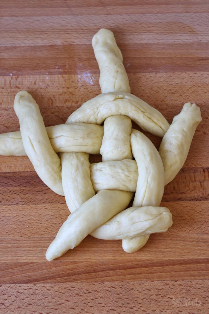 Einfaches Osterbrot (ohne Rosinen) | Bake to the roots