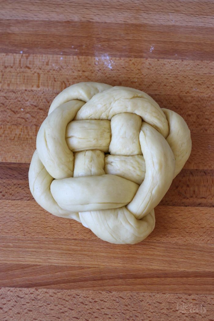 Einfaches Osterbrot (ohne Rosinen) | Bake to the roots