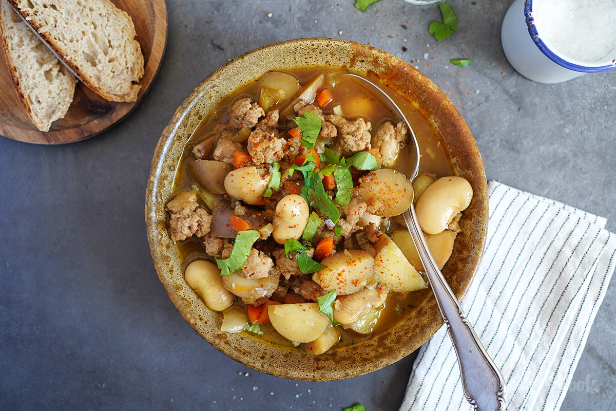 Eintopf mit Bratwürsten, Kartoffeln & weißen Jumbobohnen | Bake to the roots