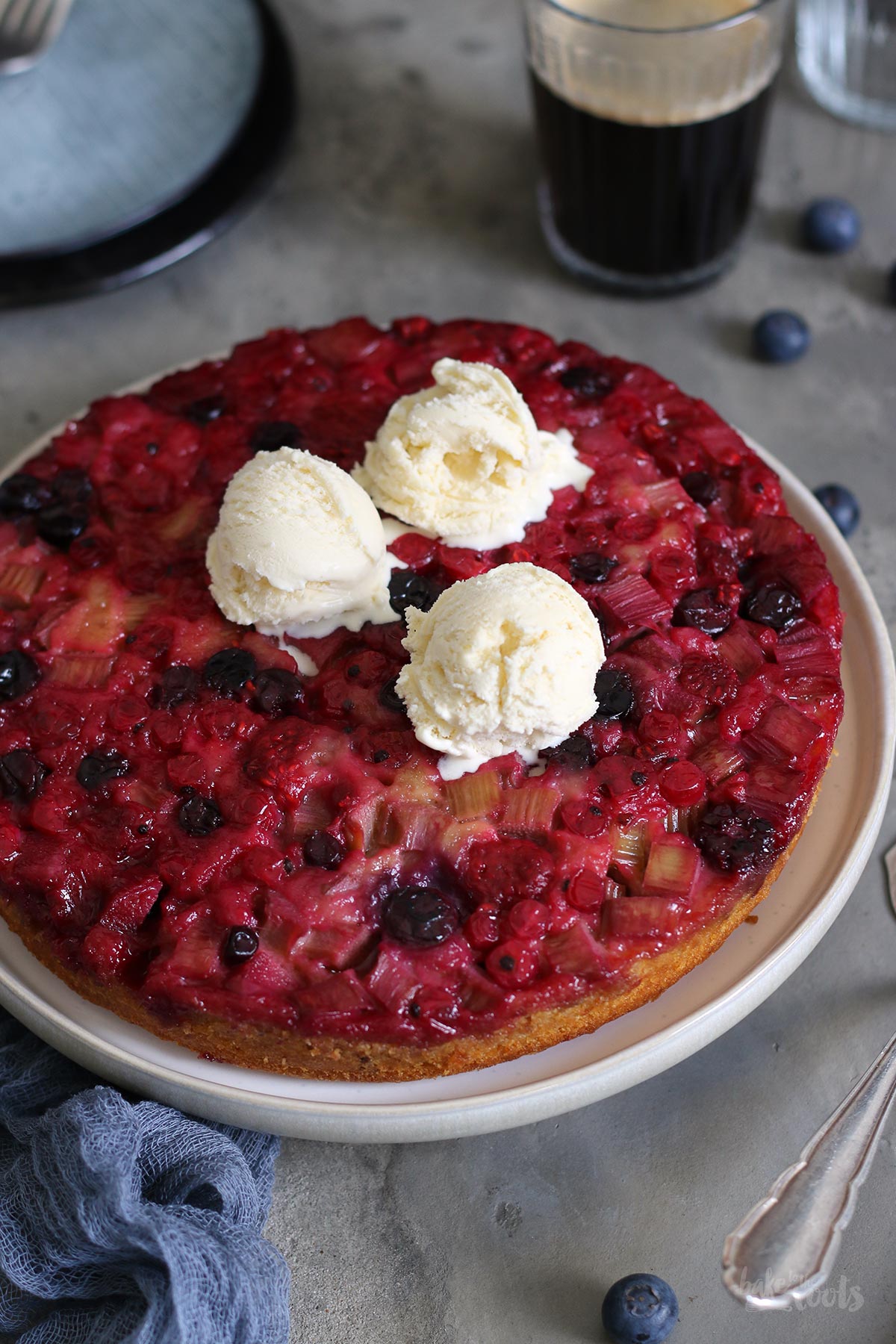 Rhabarber & Beeren Upside Down Kuchen | Bake to the roots