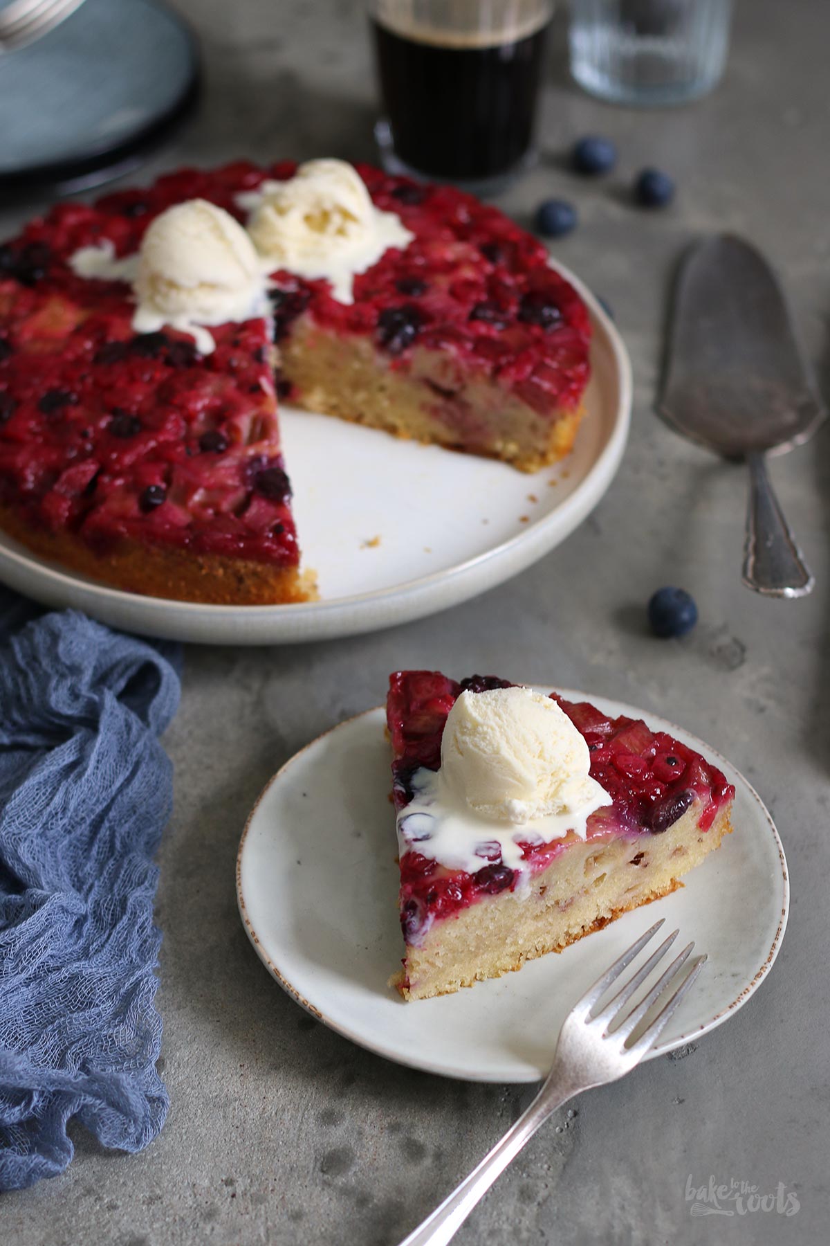 Rhabarber & Beeren Upside Down Kuchen | Bake to the roots