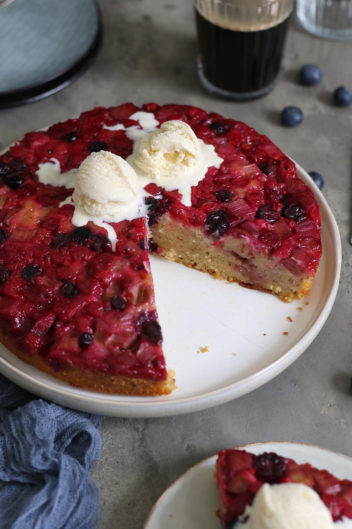 Rhabarber & Beeren Upside Down Kuchen | Bake to the roots
