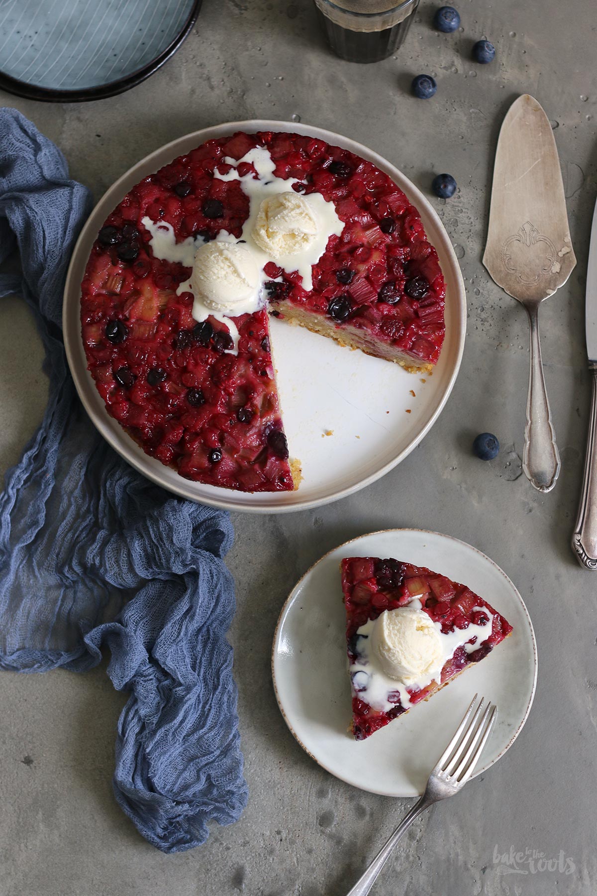 Rhabarber & Beeren Upside Down Kuchen | Bake to the roots