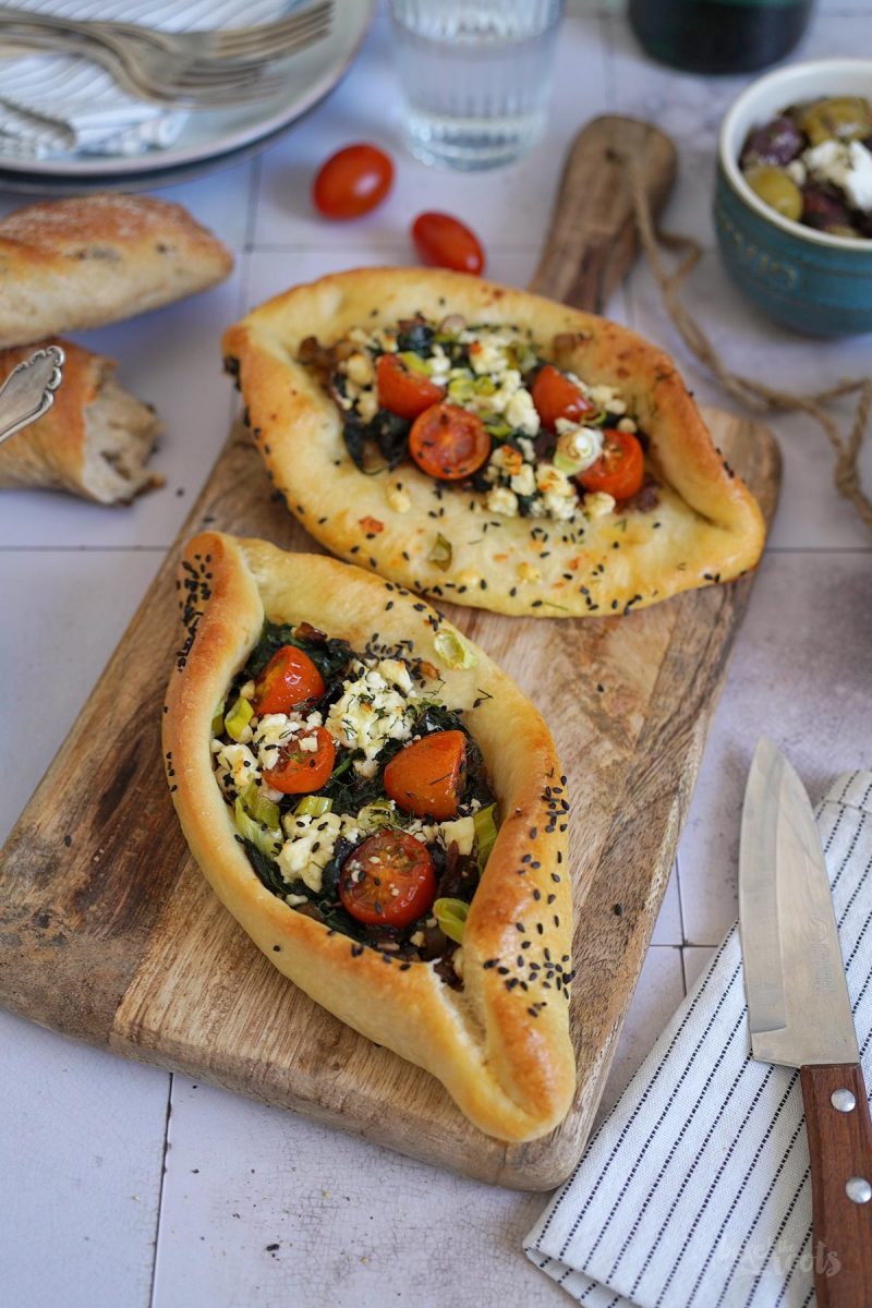 Pide mit Spinat, Tomaten & Feta | Bake to the roots