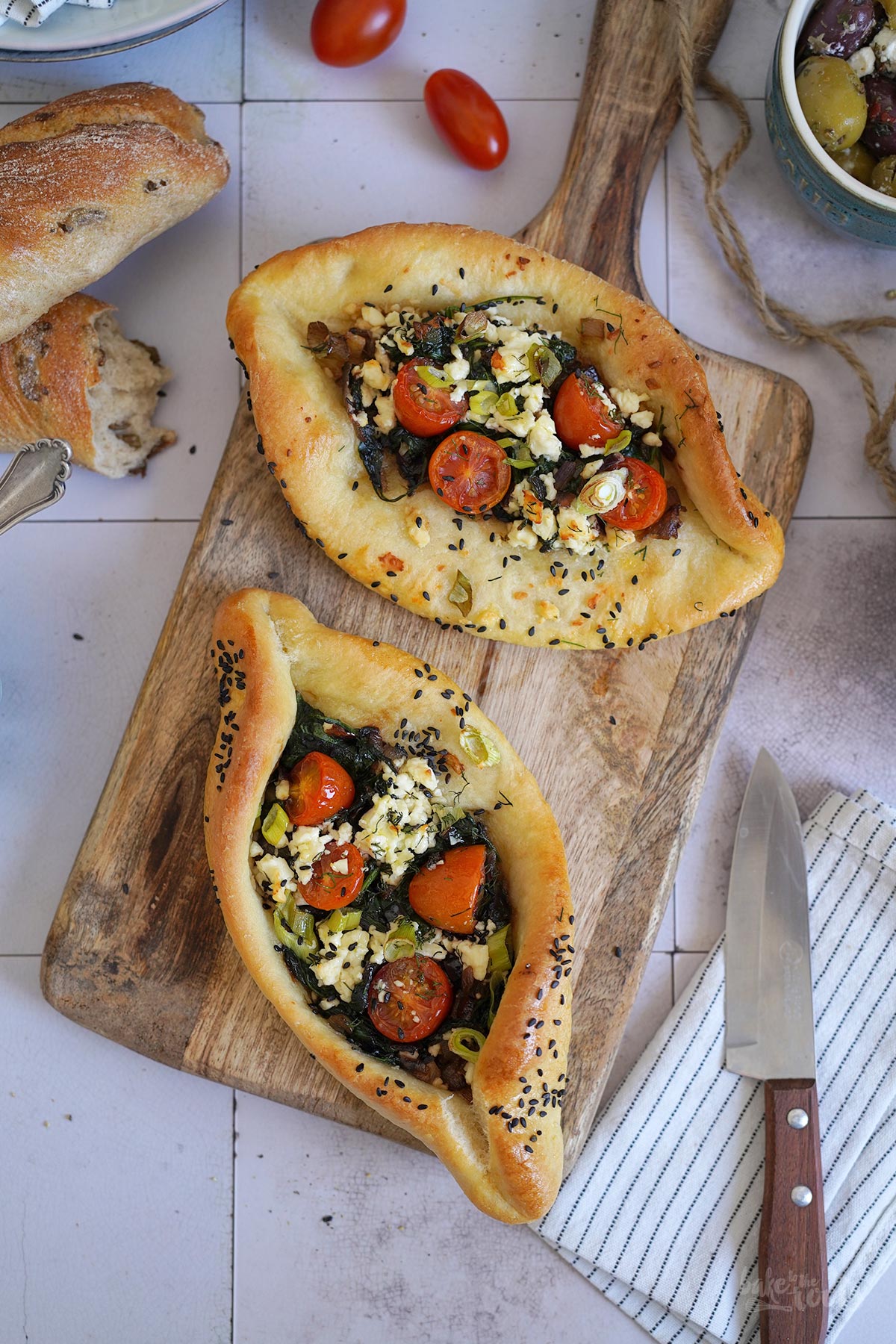 Pide mit Spinat, Tomaten & Feta | Bake to the roots