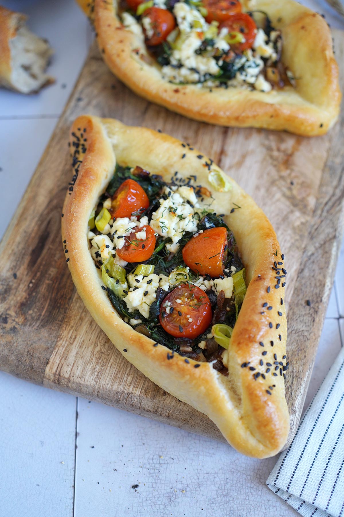 Pide mit Spinat, Tomaten & Feta | Bake to the roots