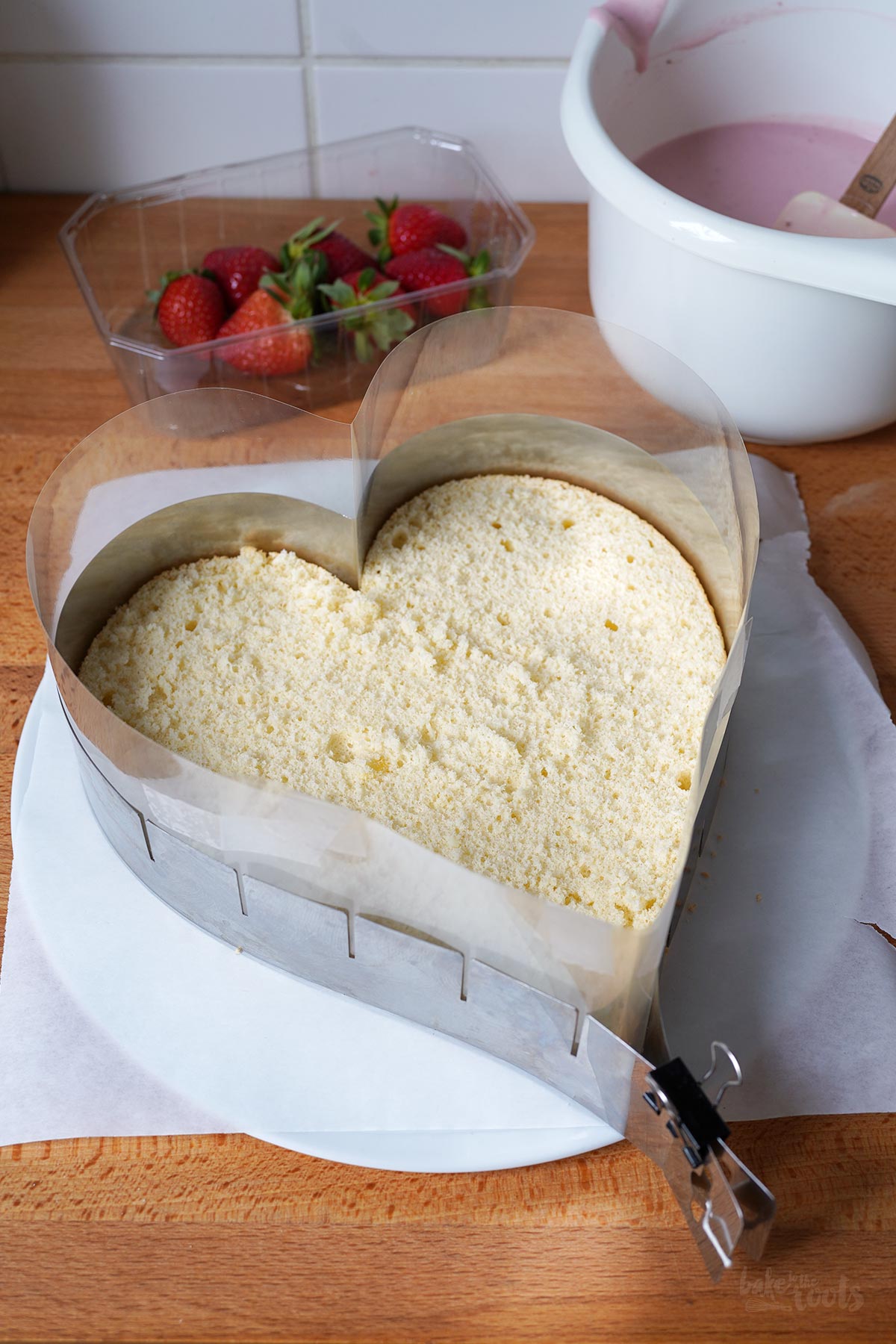 Heart Strawberry Cheesecake (German Käsesahnetorte) | Bake to the roots