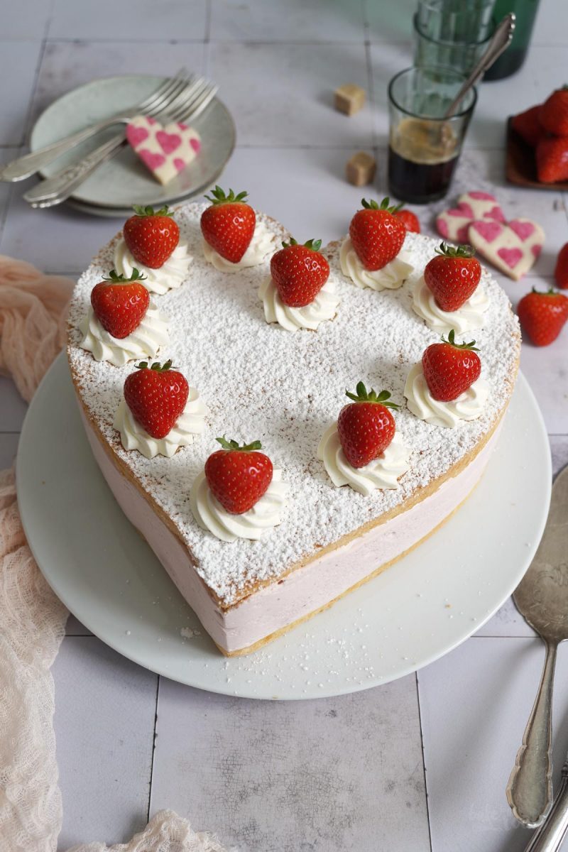 Herz Käsesahnetorte mit Erdbeeren | Bake to the roots