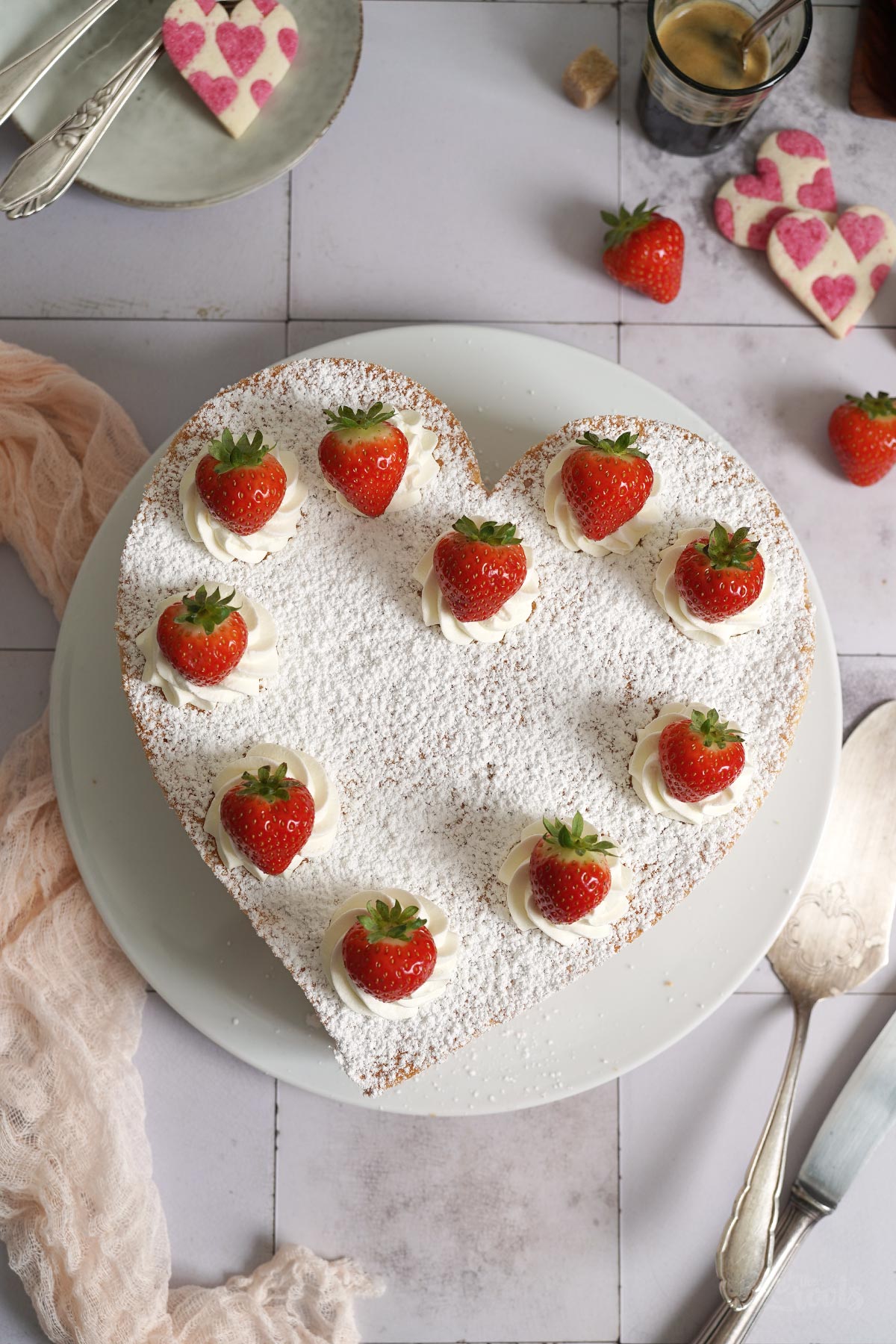 Herz Käsesahnetorte mit Erdbeeren | Bake to the roots | Bake to the roots