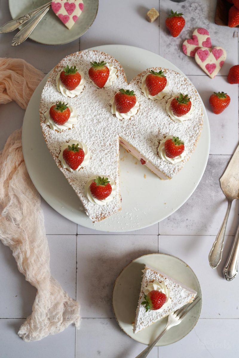 Herz Käsesahnetorte mit Erdbeeren | Bake to the roots