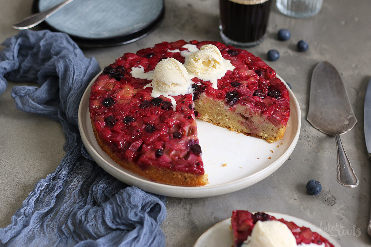Rhabarber & Beeren Upside Down Kuchen | Bake to the roots