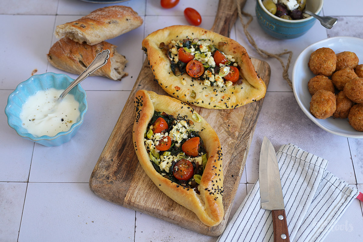 Pide mit Spinat, Tomaten & Feta | Bake to the roots