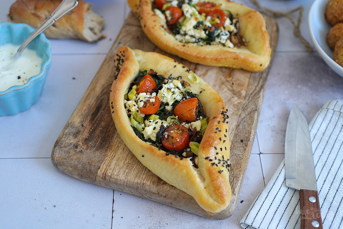 Pide mit Spinat, Tomaten & Feta | Bake to the roots