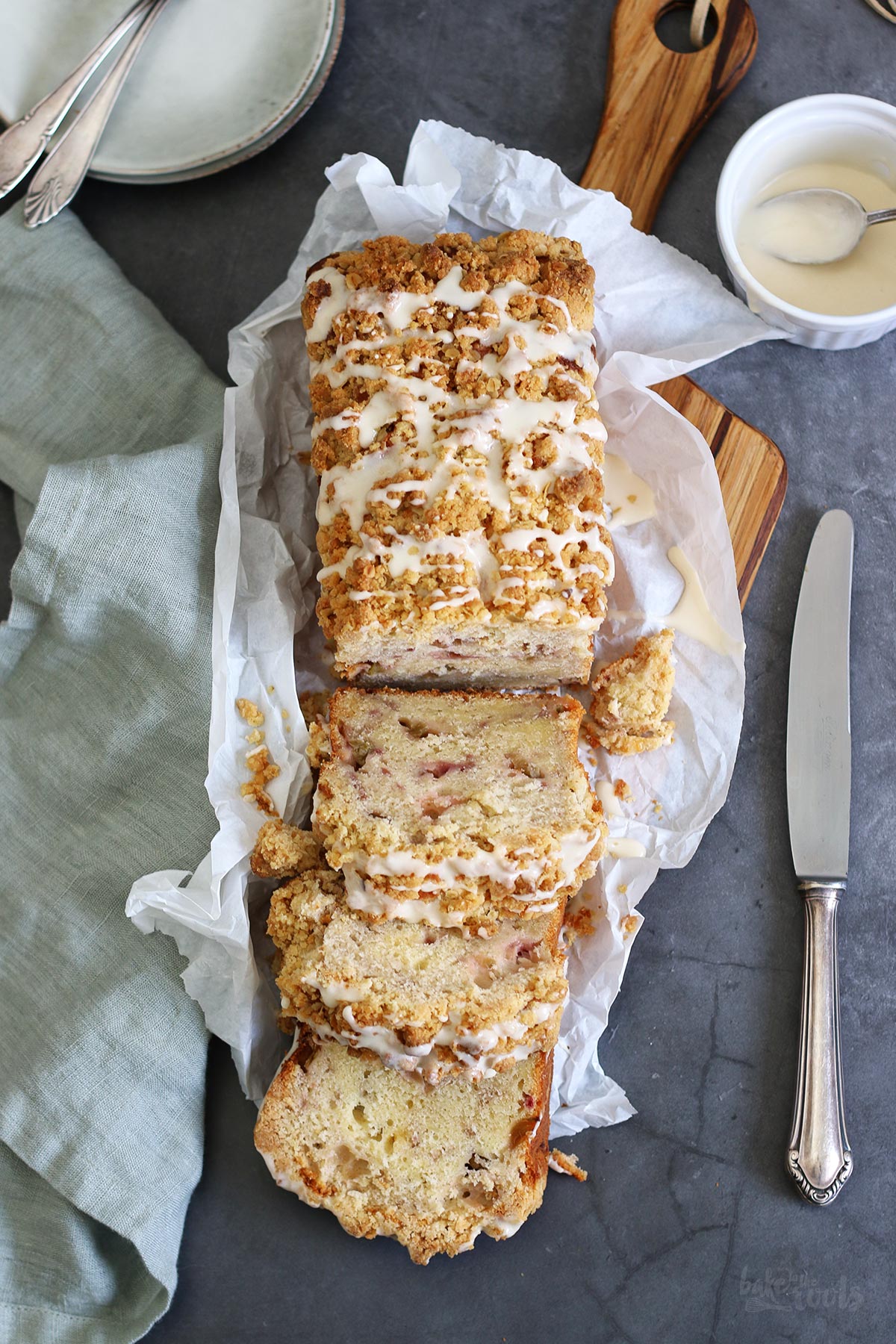 Rhabarber Streusel Kastenkuchen | Bake to the roots