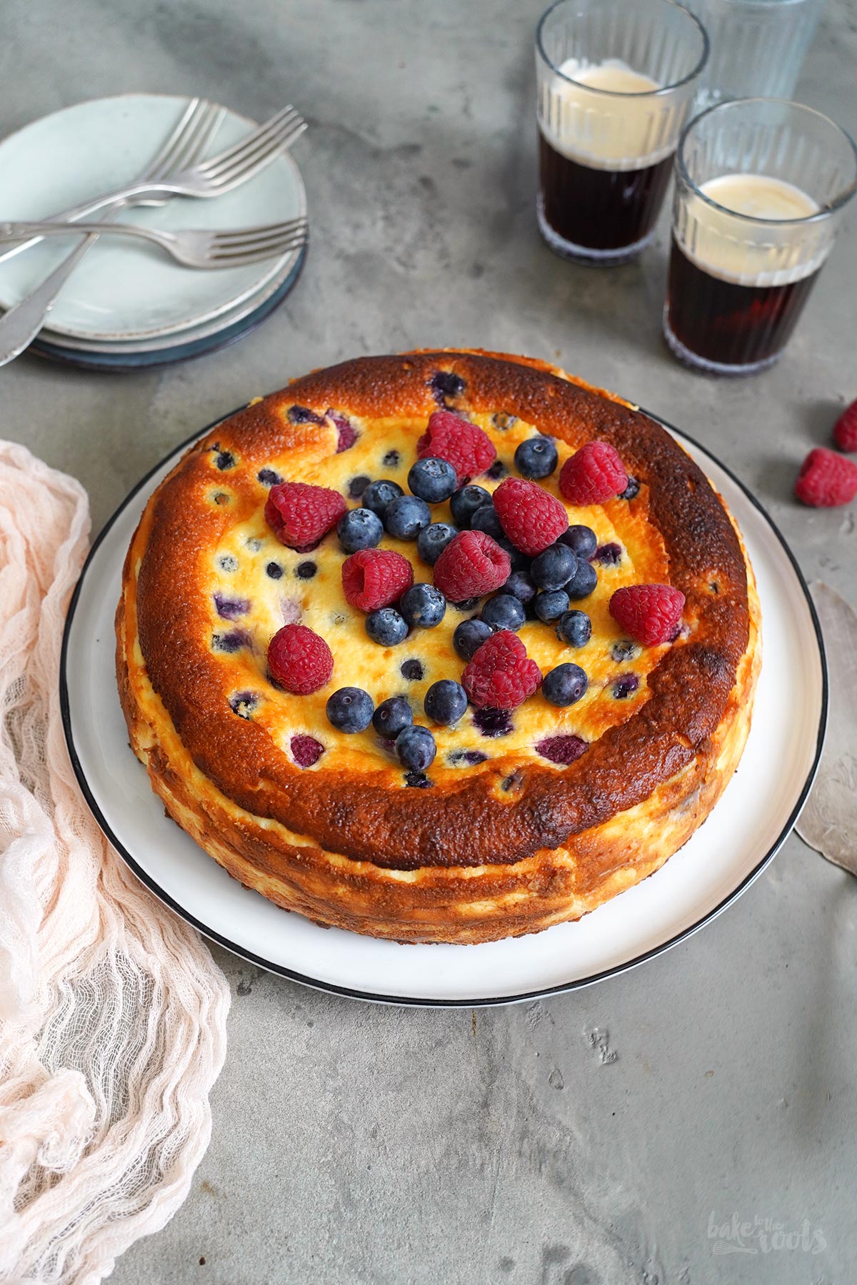 Baskischer Käsekuchen mit Blaubeeren &amp; Himbeeren | BTTR