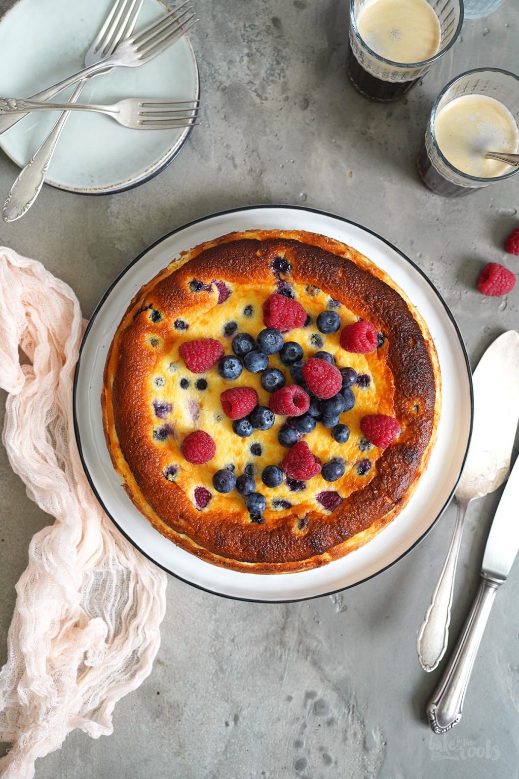 Baskischer Käsekuchen mit Blaubeeren &amp; Himbeeren | BTTR