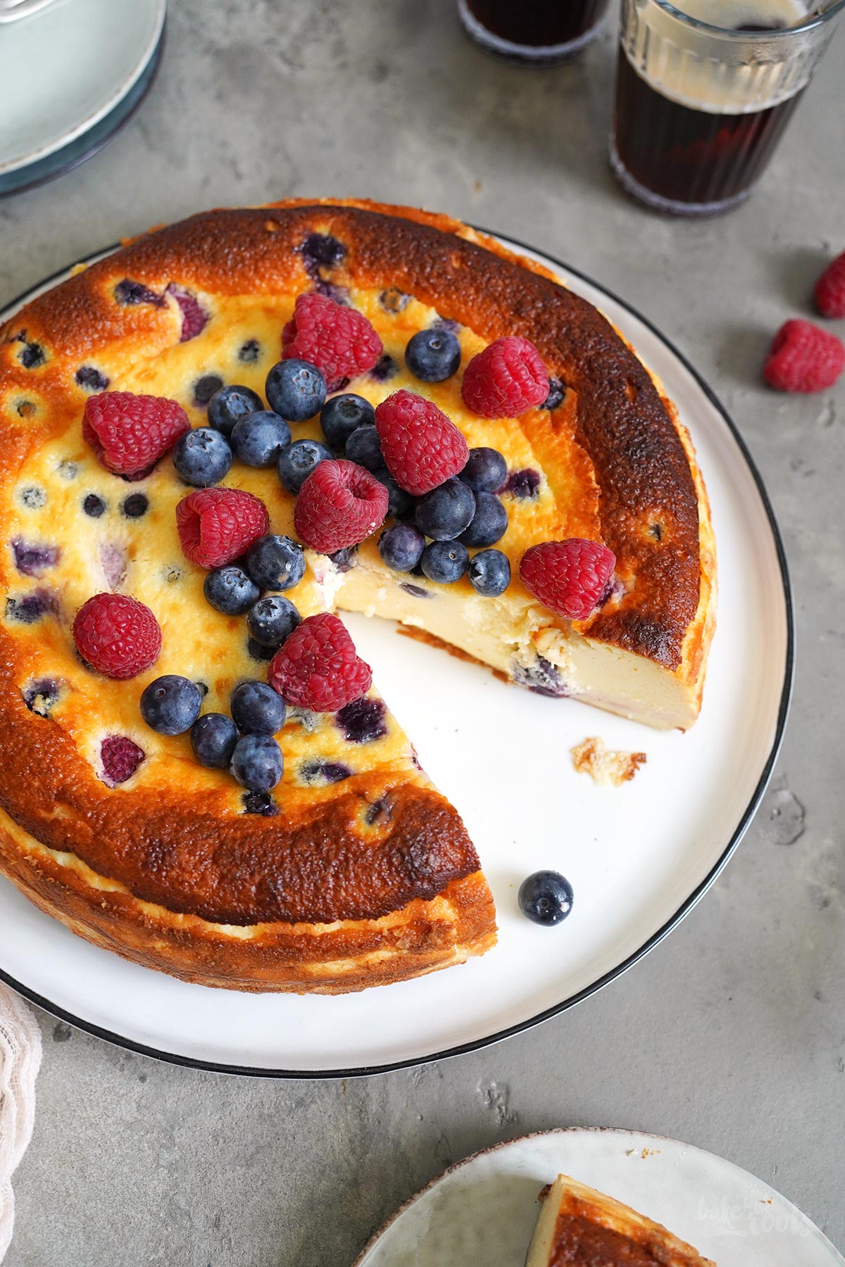 Baskischer Käsekuchen mit Blaubeeren & Himbeeren | Bake to the roots