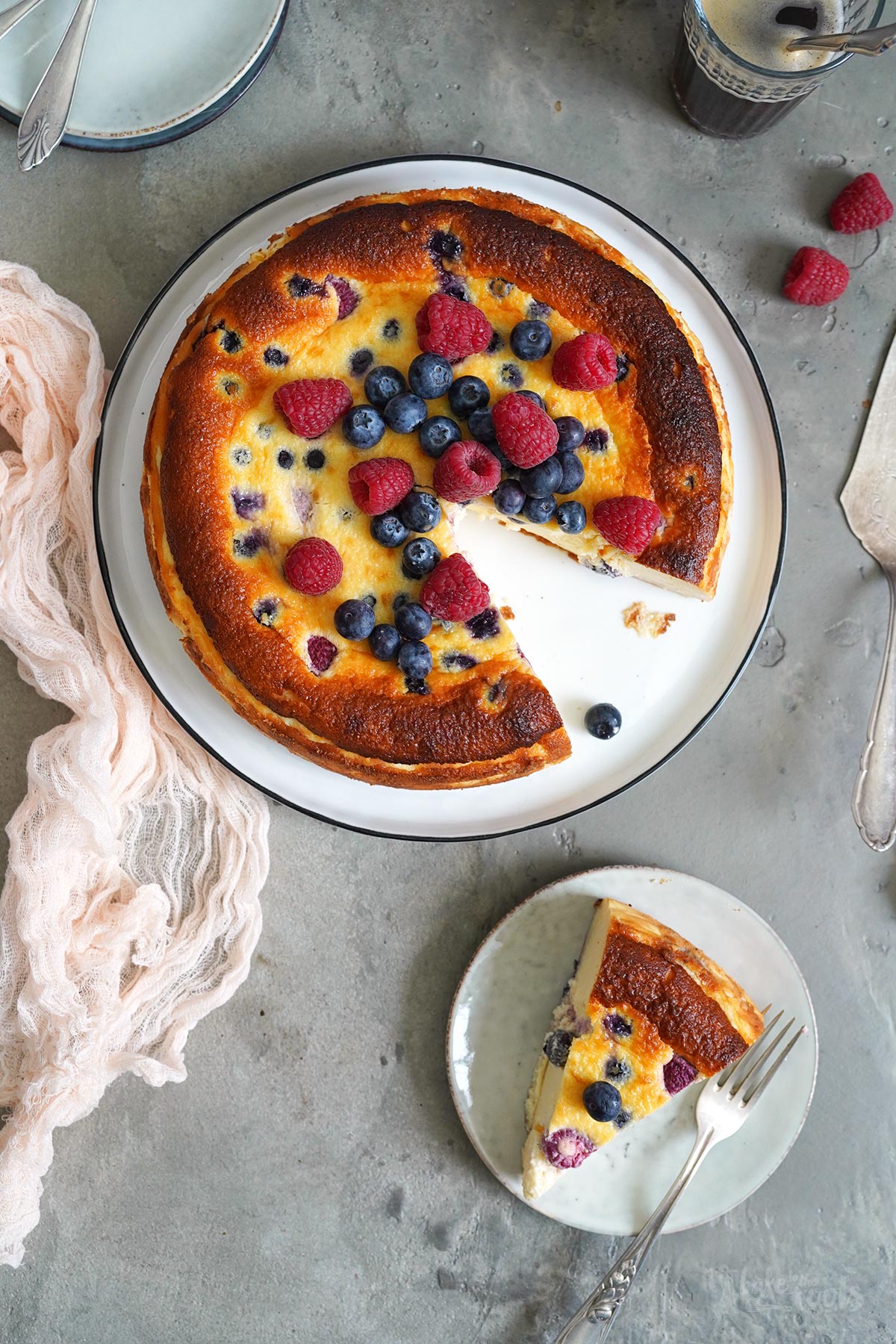 Baskischer Käsekuchen mit Blaubeeren &amp; Himbeeren | BTTR