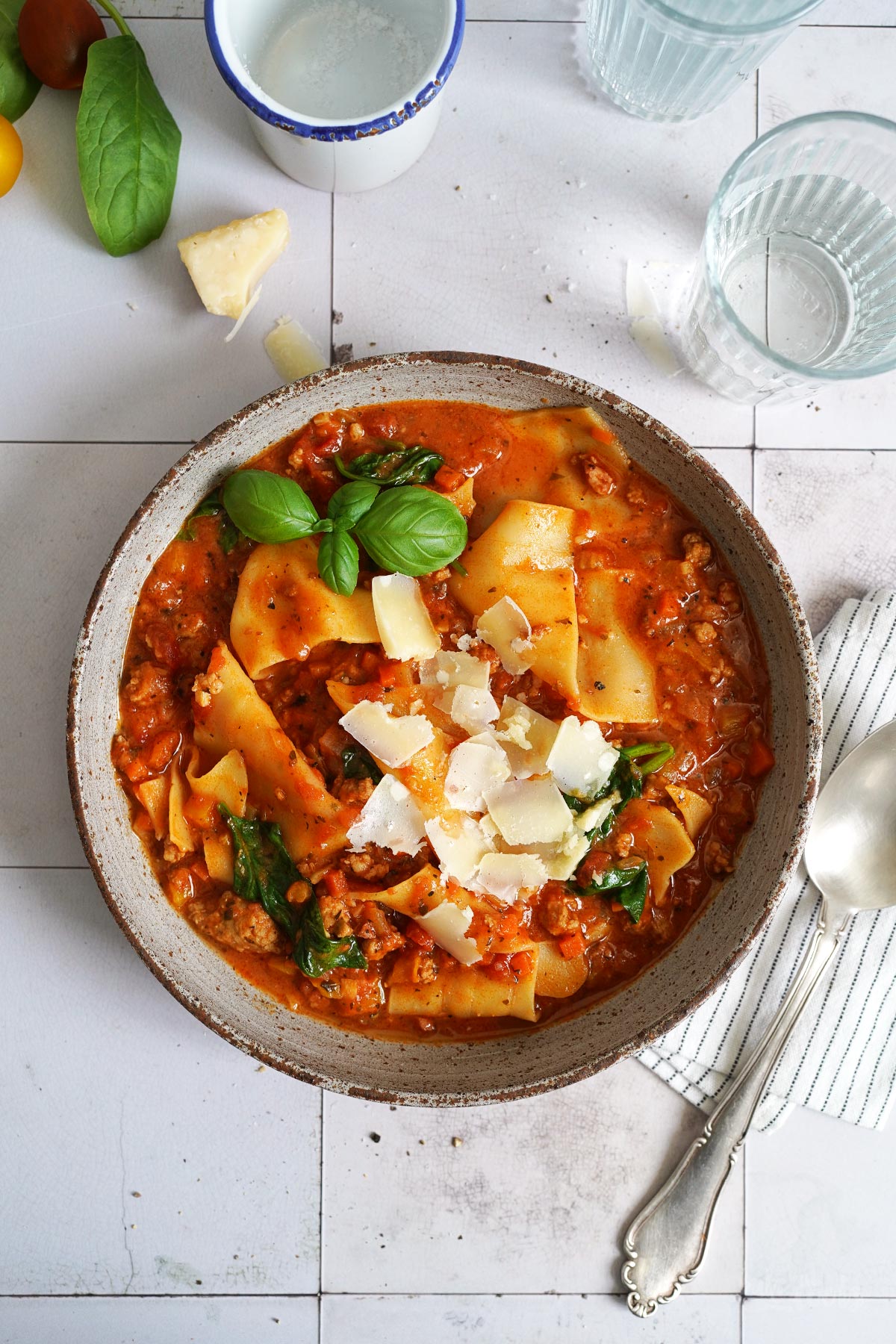 Lasagne Suppe mit Bratwürsten & Spinat | Bake to the roots