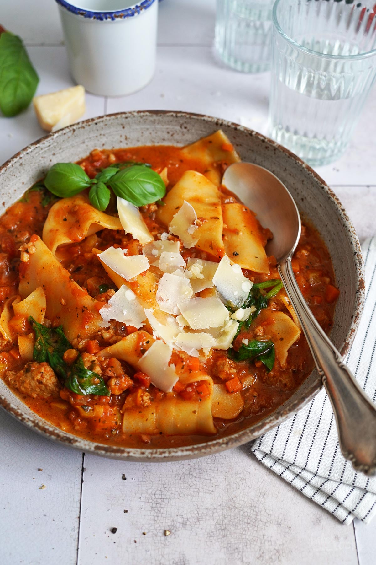 Lasagne Suppe mit Bratwürsten & Spinat | Bake to the roots