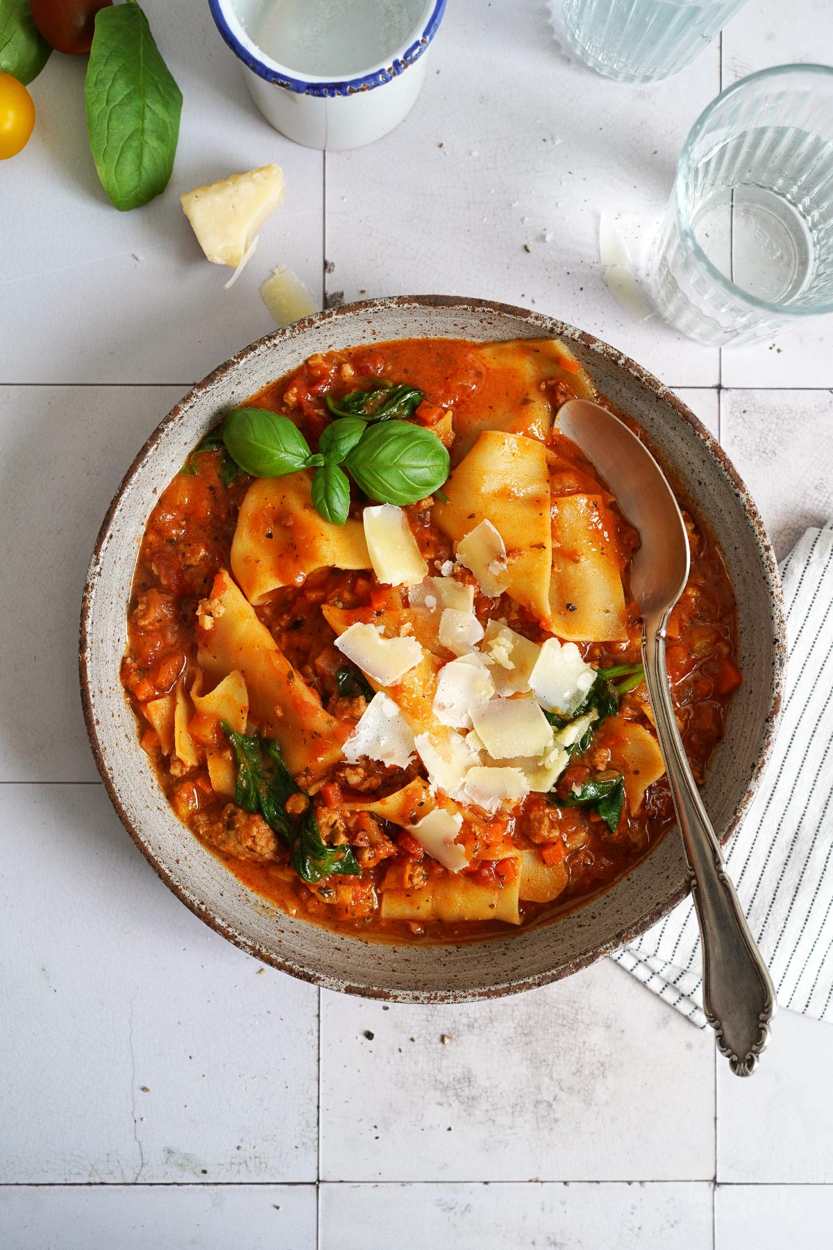 Lasagne Suppe mit Bratwürsten & Spinat | Bake to the roots